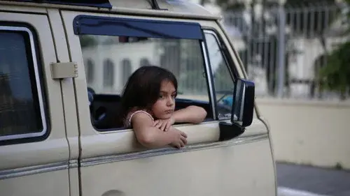 Eu, a Kombi e a Garotinha que Encontrei no Meio do Caminho
