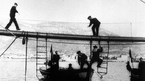 Embarquement des marins dans leurs canots