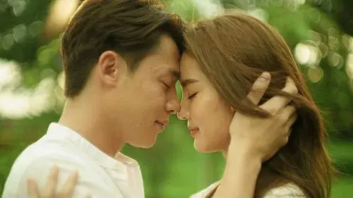 ใต้เงาตะวัน