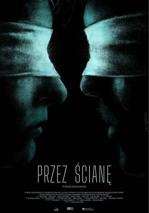 Przez ścianę