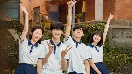 树下有片红房子